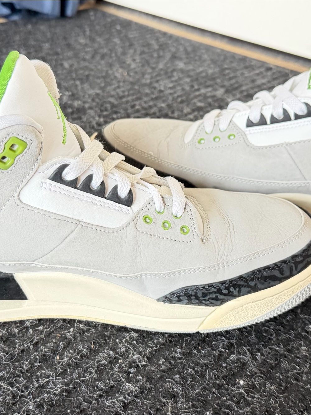 Nike Men's Sneakers in Light Gray with Neon Green Accents